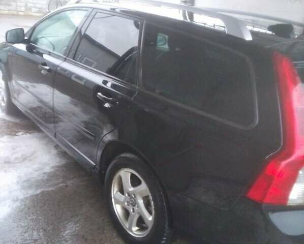 Черный Вольво В50, объемом двигателя 1.6 л и пробегом 350 тыс. км за 6400 $, фото 1 на Automoto.ua