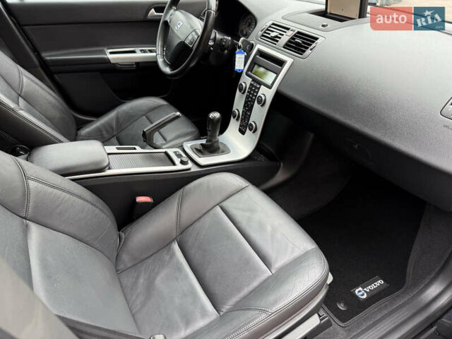 Черный Вольво В50, объемом двигателя 1.6 л и пробегом 244 тыс. км за 8850 $, фото 83 на Automoto.ua