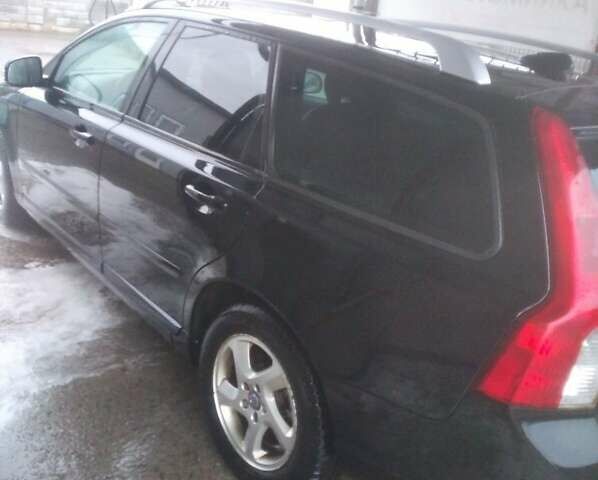 Черный Вольво В50, объемом двигателя 1.6 л и пробегом 350 тыс. км за 6400 $, фото 2 на Automoto.ua