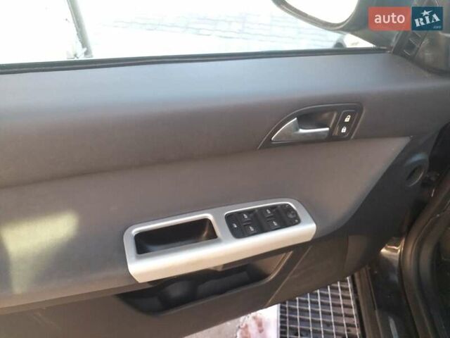 Черный Вольво В50, объемом двигателя 1.56 л и пробегом 223 тыс. км за 7100 $, фото 10 на Automoto.ua