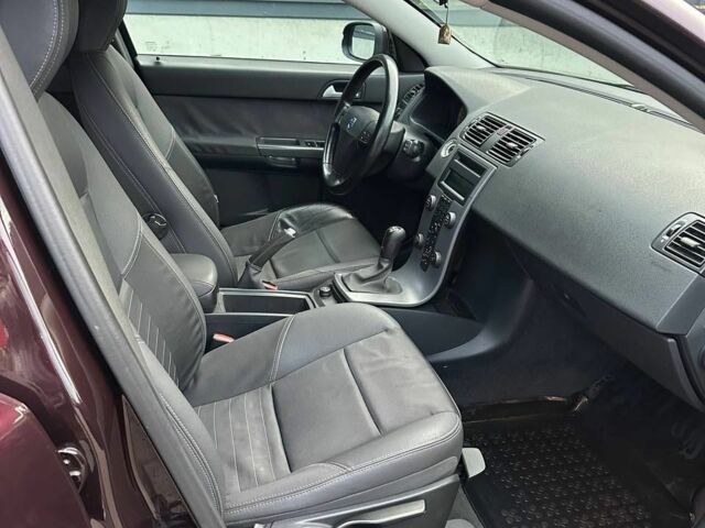 Вольво В50 2006 в Луцке на Automoto.ua Фиолетовый Вольво В50, объемом двигателя 2 л и пробегом 302 тыс. км за 3900 $, фото 6 на Automoto.ua