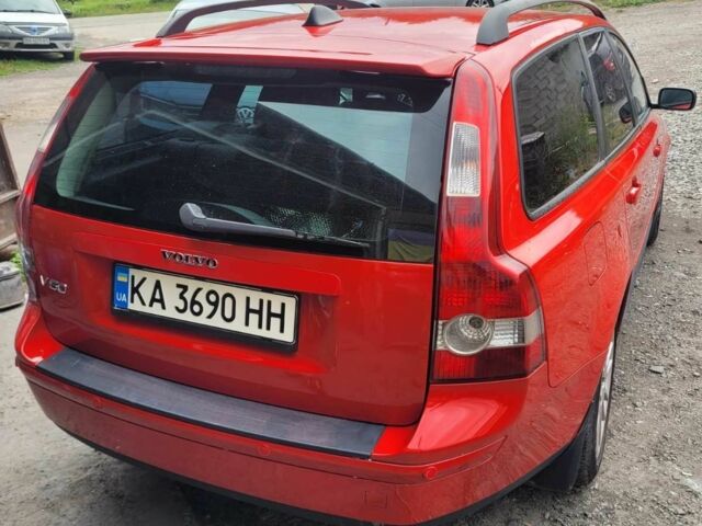Красный Вольво В50, объемом двигателя 2.4 л и пробегом 205 тыс. км за 4500 $, фото 1 на Automoto.ua