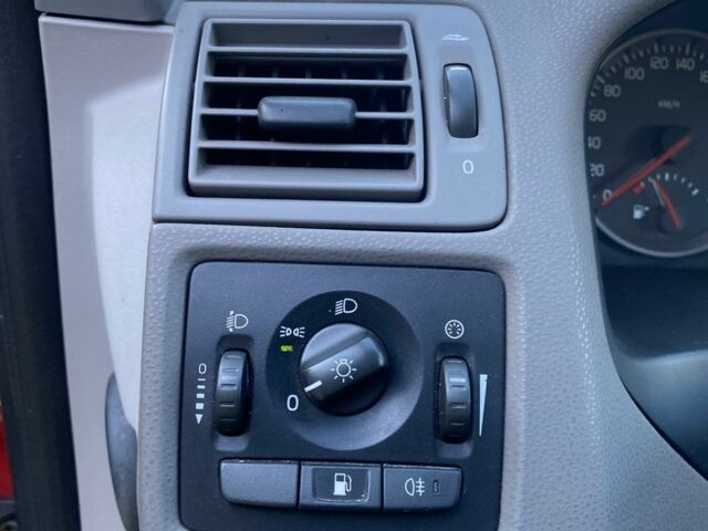 Красный Вольво В50, объемом двигателя 2 л и пробегом 170 тыс. км за 2800 $, фото 3 на Automoto.ua