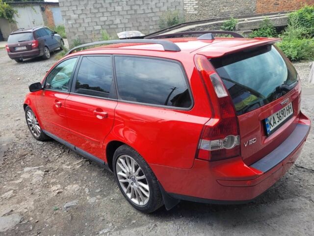 Красный Вольво В50, объемом двигателя 2.4 л и пробегом 205 тыс. км за 4500 $, фото 2 на Automoto.ua