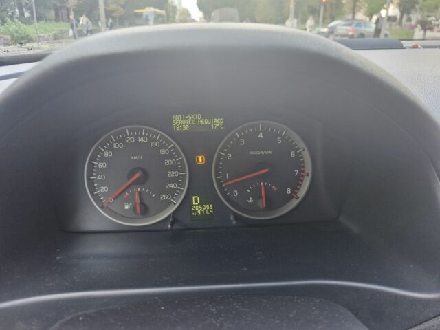 Красный Вольво В50, объемом двигателя 2.4 л и пробегом 205 тыс. км за 4500 $, фото 3 на Automoto.ua