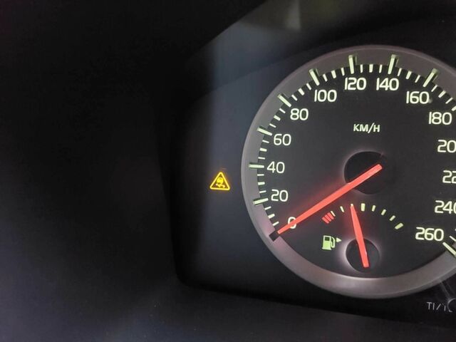 Червоний Вольво V50, об'ємом двигуна 2 л та пробігом 269 тис. км за 5500 $, фото 1 на Automoto.ua