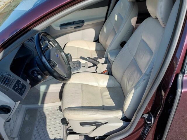 Червоний Вольво V50, об'ємом двигуна 2 л та пробігом 269 тис. км за 5500 $, фото 8 на Automoto.ua