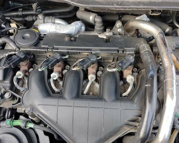 Вольво В50 2006 в Луцке на Automoto.ua Красный Вольво В50, объемом двигателя 2 л и пробегом 400 тыс. км за 5300 $, фото 11 на Automoto.ua