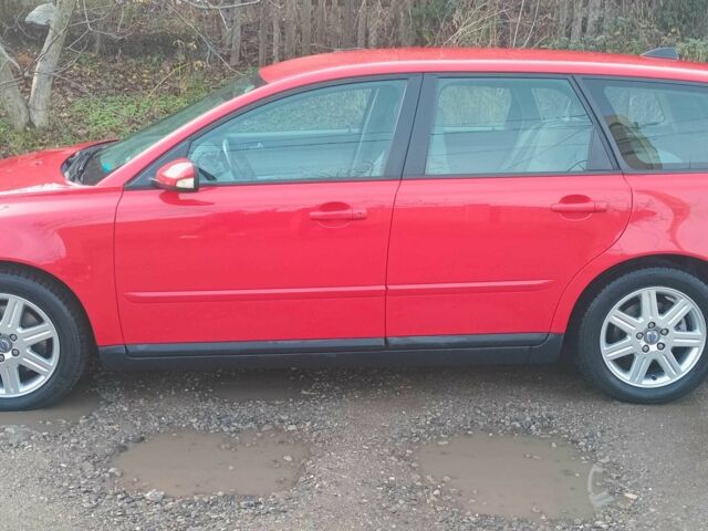 Червоний Вольво V50, об'ємом двигуна 2 л та пробігом 230 тис. км за 2500 $, фото 1 на Automoto.ua