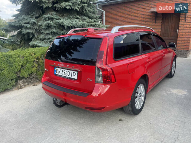 Красный Вольво В50, объемом двигателя 1.6 л и пробегом 270 тыс. км за 7999 $, фото 2 на Automoto.ua