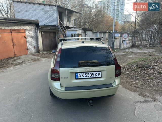 Желтый Вольво В50, объемом двигателя 2.44 л и пробегом 308 тыс. км за 7000 $, фото 2 на Automoto.ua