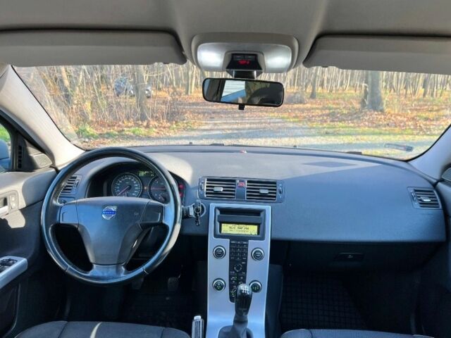 Сірий Вольво V50, об'ємом двигуна 2 л та пробігом 254 тис. км за 2300 $, фото 4 на Automoto.ua