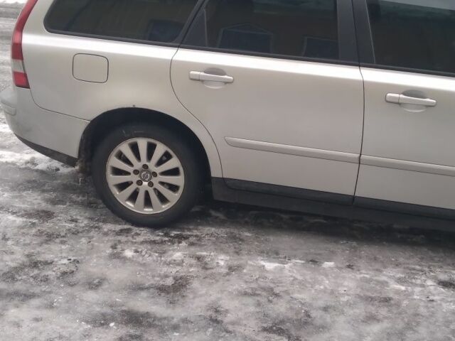 Серый Вольво В50, объемом двигателя 2 л и пробегом 370 тыс. км за 5200 $, фото 4 на Automoto.ua