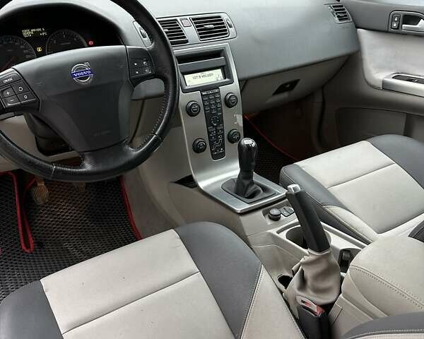 Сірий Вольво V50, об'ємом двигуна 2 л та пробігом 290 тис. км за 6400 $, фото 25 на Automoto.ua