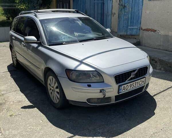 Серый Вольво В50, объемом двигателя 2 л и пробегом 400 тыс. км за 4200 $, фото 3 на Automoto.ua