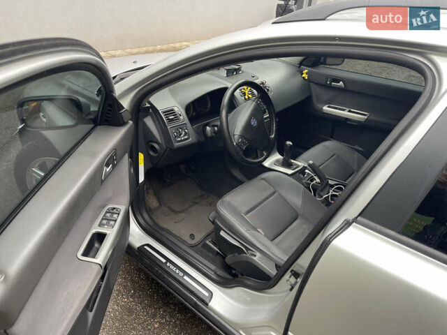 Серый Вольво В50, объемом двигателя 2 л и пробегом 360 тыс. км за 5200 $, фото 10 на Automoto.ua