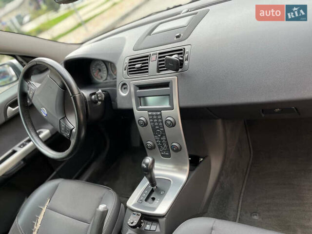 Серый Вольво В50, объемом двигателя 2.4 л и пробегом 140 тыс. км за 5100 $, фото 10 на Automoto.ua