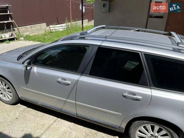 Серый Вольво В50, объемом двигателя 2 л и пробегом 400 тыс. км за 4200 $, фото 2 на Automoto.ua