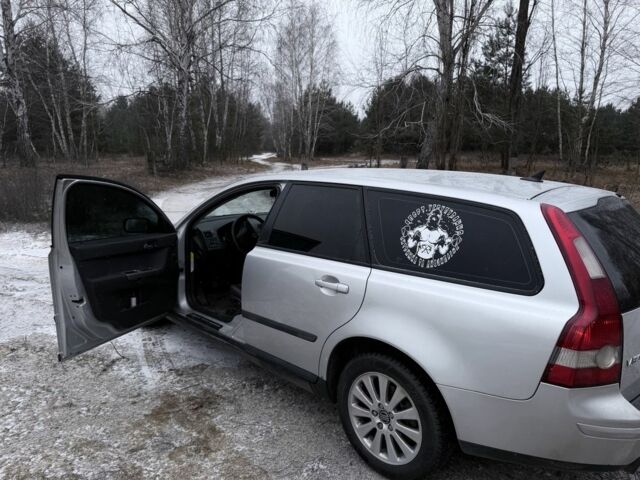 Серый Вольво В50, объемом двигателя 2 л и пробегом 444 тыс. км за 3000 $, фото 1 на Automoto.ua