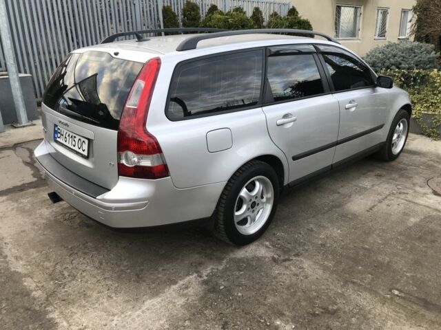 Серый Вольво В50, объемом двигателя 1.8 л и пробегом 322 тыс. км за 5000 $, фото 1 на Automoto.ua