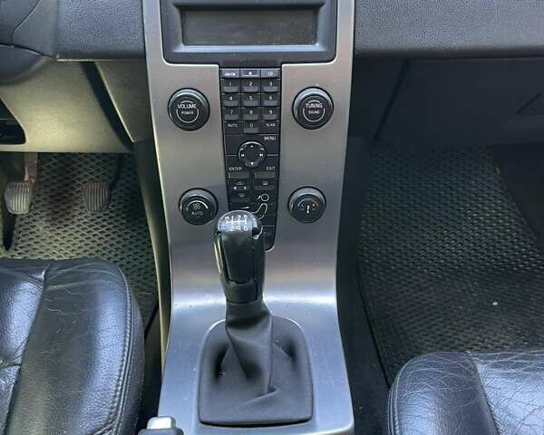 Серый Вольво В50, объемом двигателя 2 л и пробегом 400 тыс. км за 4200 $, фото 5 на Automoto.ua