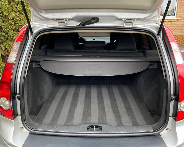 Сірий Вольво V50, об'ємом двигуна 2 л та пробігом 305 тис. км за 4900 $, фото 8 на Automoto.ua