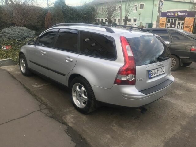 Серый Вольво В50, объемом двигателя 1.8 л и пробегом 322 тыс. км за 5000 $, фото 2 на Automoto.ua