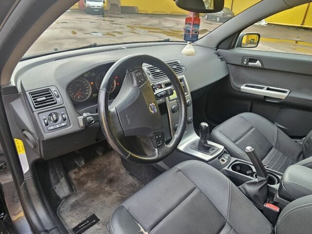 Серый Вольво В50, объемом двигателя 2 л и пробегом 360 тыс. км за 2550 $, фото 21 на Automoto.ua