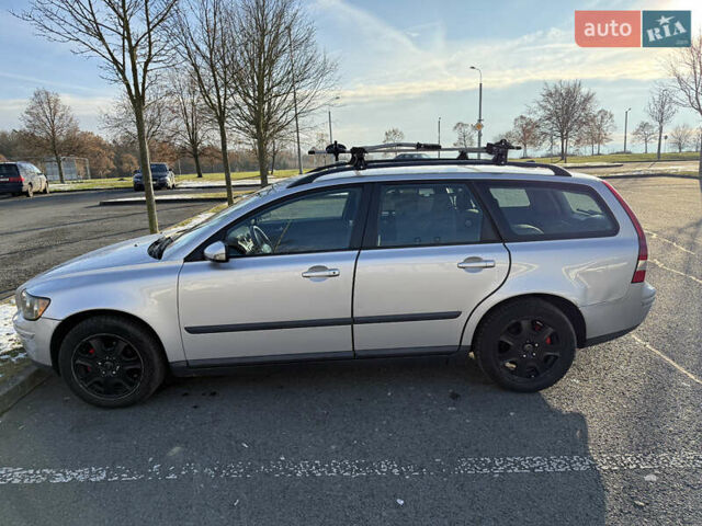 Серый Вольво В50, объемом двигателя 1.56 л и пробегом 350 тыс. км за 5230 $, фото 1 на Automoto.ua