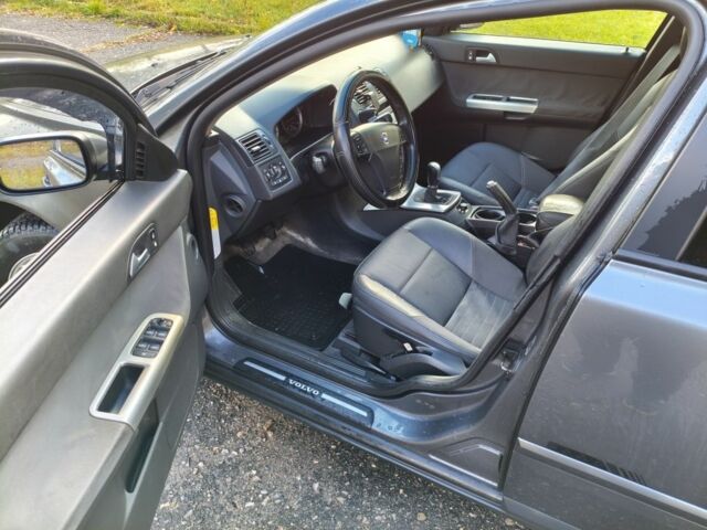 Серый Вольво В50, объемом двигателя 1.6 л и пробегом 300 тыс. км за 3400 $, фото 7 на Automoto.ua