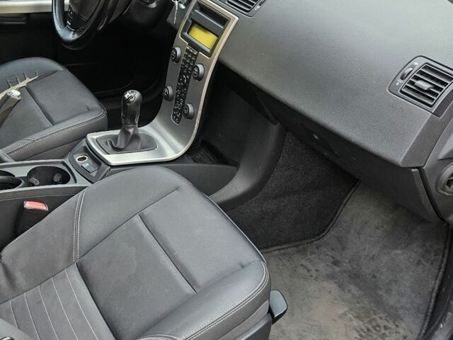 Серый Вольво В50, объемом двигателя 2 л и пробегом 360 тыс. км за 2550 $, фото 18 на Automoto.ua