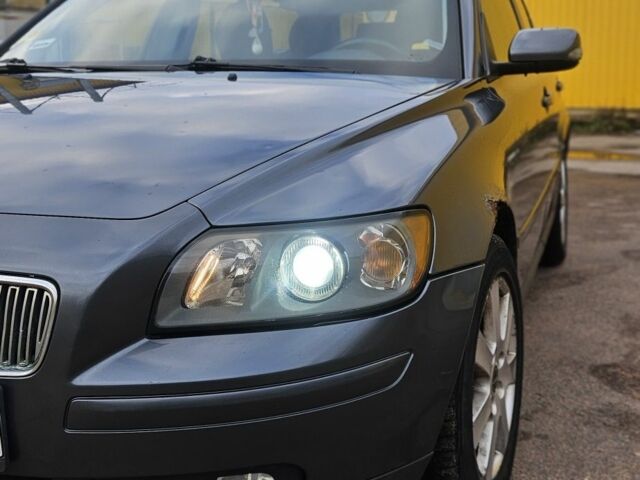 Серый Вольво В50, объемом двигателя 2 л и пробегом 360 тыс. км за 2550 $, фото 9 на Automoto.ua