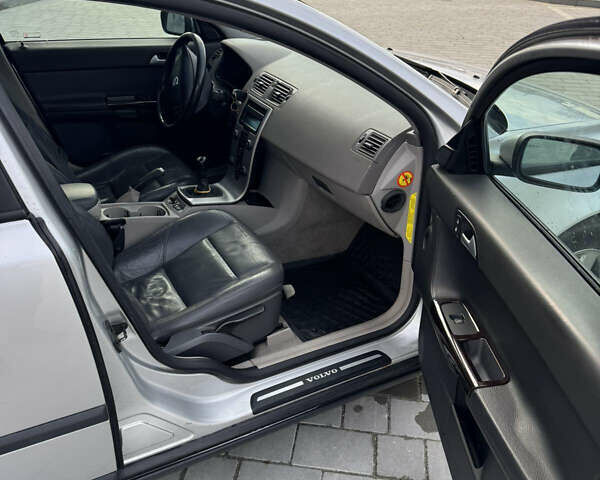 Вольво В50 2005 в Ивано-Франковске на Automoto.ua Серый Вольво В50, объемом двигателя 2.5 л и пробегом 382 тыс. км за 6750 $, фото 19 на Automoto.ua