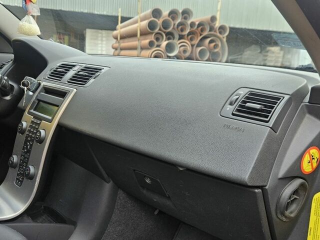 Серый Вольво В50, объемом двигателя 2 л и пробегом 360 тыс. км за 2550 $, фото 19 на Automoto.ua