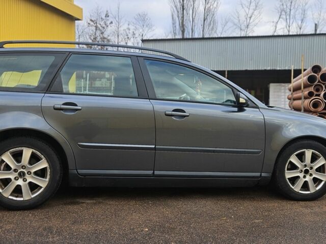 Серый Вольво В50, объемом двигателя 2 л и пробегом 360 тыс. км за 2550 $, фото 4 на Automoto.ua