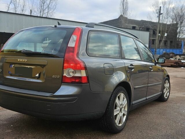 Серый Вольво В50, объемом двигателя 2 л и пробегом 360 тыс. км за 2550 $, фото 7 на Automoto.ua