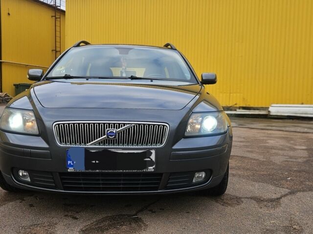 Серый Вольво В50, объемом двигателя 2 л и пробегом 360 тыс. км за 2550 $, фото 1 на Automoto.ua