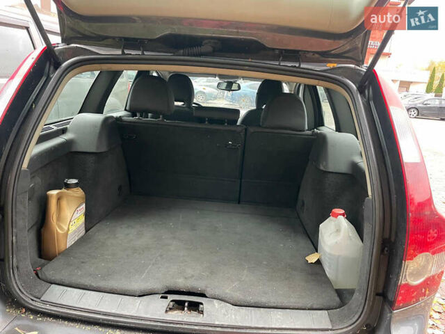 Серый Вольво В50, объемом двигателя 1.56 л и пробегом 302 тыс. км за 3900 $, фото 8 на Automoto.ua