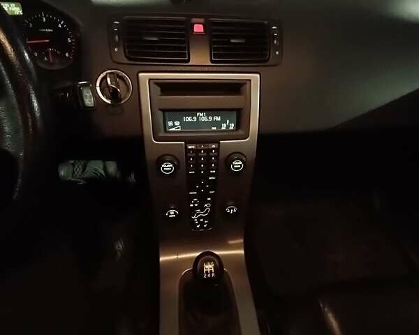 Серый Вольво В50, объемом двигателя 2 л и пробегом 305 тыс. км за 5400 $, фото 5 на Automoto.ua