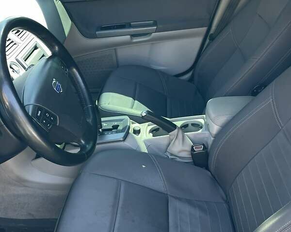 Вольво В50 2006 в Киеве на Automoto.ua Серый Вольво В50, объемом двигателя 2.4 л и пробегом 260 тыс. км за 6400 $, фото 4 на Automoto.ua
