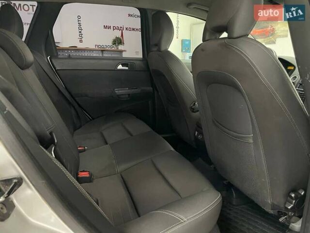 Серый Вольво В50, объемом двигателя 2 л и пробегом 400 тыс. км за 4690 $, фото 29 на Automoto.ua