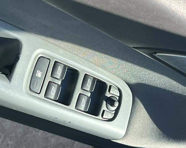 Серый Вольво В50, объемом двигателя 2 л и пробегом 400 тыс. км за 4490 $, фото 16 на Automoto.ua