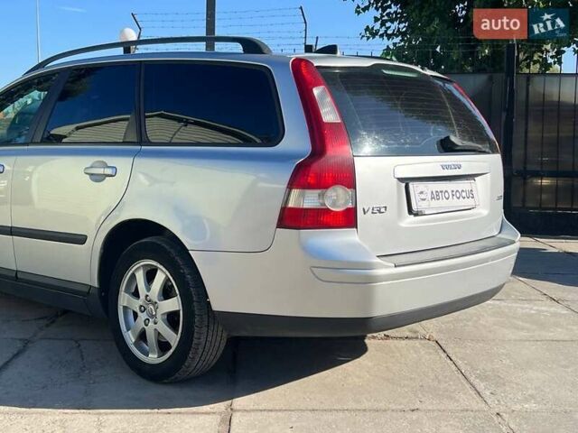 Серый Вольво В50, объемом двигателя 2 л и пробегом 400 тыс. км за 4490 $, фото 7 на Automoto.ua