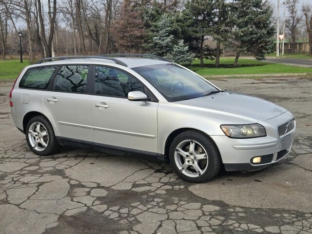 Серый Вольво В50, объемом двигателя 0 л и пробегом 300 тыс. км за 3200 $, фото 1 на Automoto.ua