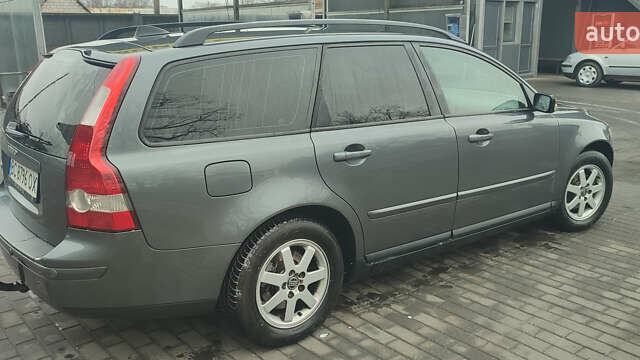 Серый Вольво В50, объемом двигателя 1.56 л и пробегом 315 тыс. км за 5500 $, фото 2 на Automoto.ua