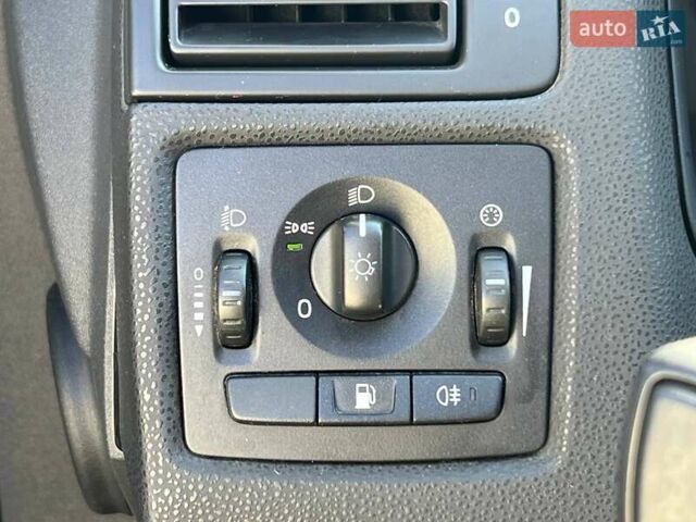 Серый Вольво В50, объемом двигателя 2 л и пробегом 400 тыс. км за 4490 $, фото 18 на Automoto.ua