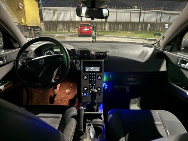 Сірий Вольво V50, об'ємом двигуна 2 л та пробігом 300 тис. км за 2750 $, фото 16 на Automoto.ua