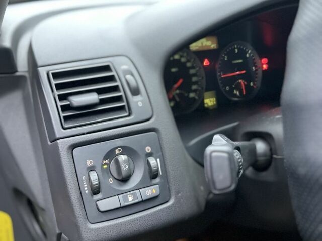 Серый Вольво В50, объемом двигателя 2 л и пробегом 200 тыс. км за 2600 $, фото 11 на Automoto.ua