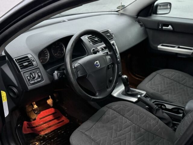 Серый Вольво В50, объемом двигателя 2 л и пробегом 123 тыс. км за 2600 $, фото 4 на Automoto.ua