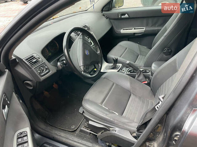 Серый Вольво В50, объемом двигателя 1.56 л и пробегом 302 тыс. км за 3900 $, фото 2 на Automoto.ua